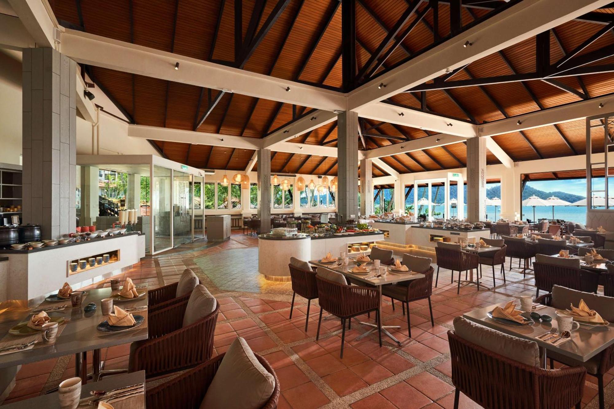 Готель Doubletree By Hilton Damai Laut Лумут Екстер'єр фото